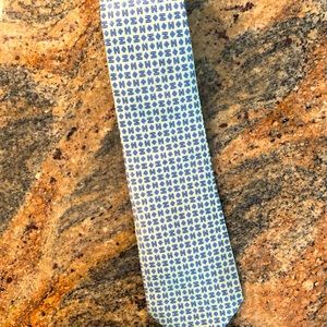 Calling all Hermes tie lovers 🇫🇷. The classic ‘H’ appears in the tie weave.